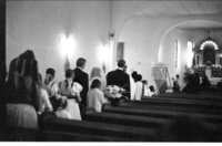 Az esküvői menet bevonul a katolikus templomba