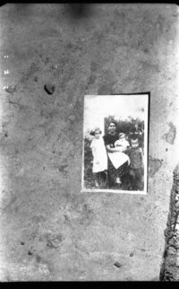 Uradalmi cseléd asszony gyermekeivel városba járó ruhájában, fénykép 1938 (Magyari-gazdaság, Heves m. ?)