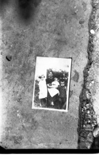 Uradalmi cseléd asszony gyermekeivel városba járó ruhájában, fénykép 1938 (Magyari-gazdaság, Heves m. ?)