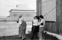 Bartha Antal néprajzos kollégákkal a lámaista kolostor egyik épülete előtt