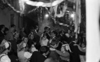 Táncoló vendégek a feldíszített lakodalmi sátor alatt